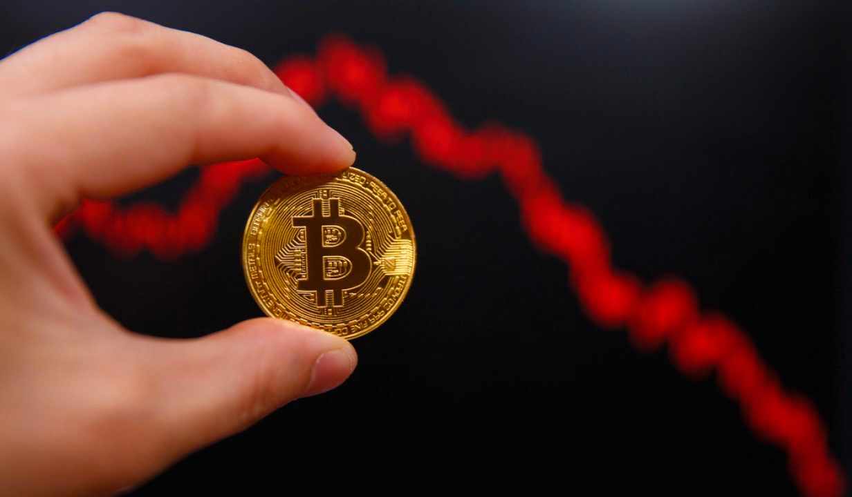 The value of bitcoin fell below $18.5 thousand book