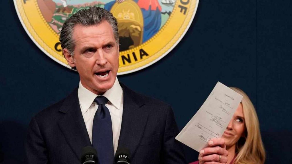 California head of state signs bill on transparency of content moderation on social media