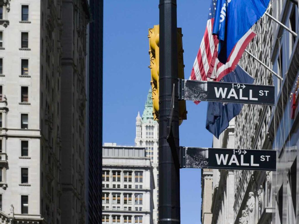 Wall Street on alert awaiting Fed rates. Investors assess macro data, 2-year Treasuries rates at 3.85%.