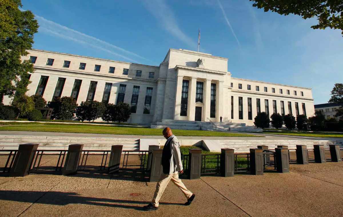Fed scare reignites on Wall Street: DJ -400 points, Nasdaq -2.5%. US labour market still too robust, inflation alert remains book
